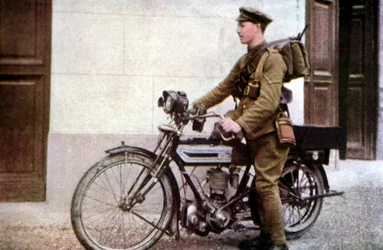 Anglický expediční jezdec startující během bitvy na Marně východně od Paříže, září 1914 (autochrom)